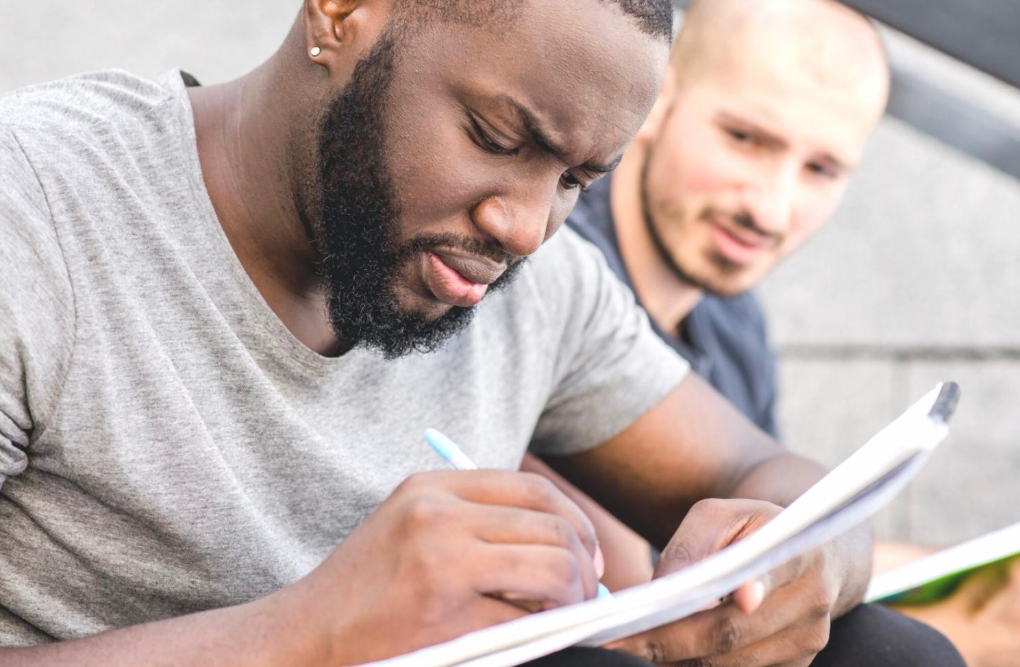 Finanzanalyse Arbeitsplatz mit Dokumenten und Charts